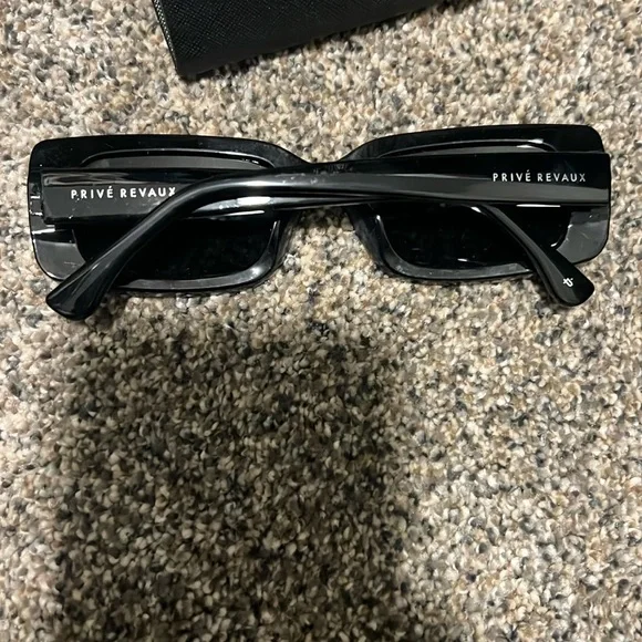 Bold Black Rectangular Sunglasses with Oversized Style - Picture 5 of 9